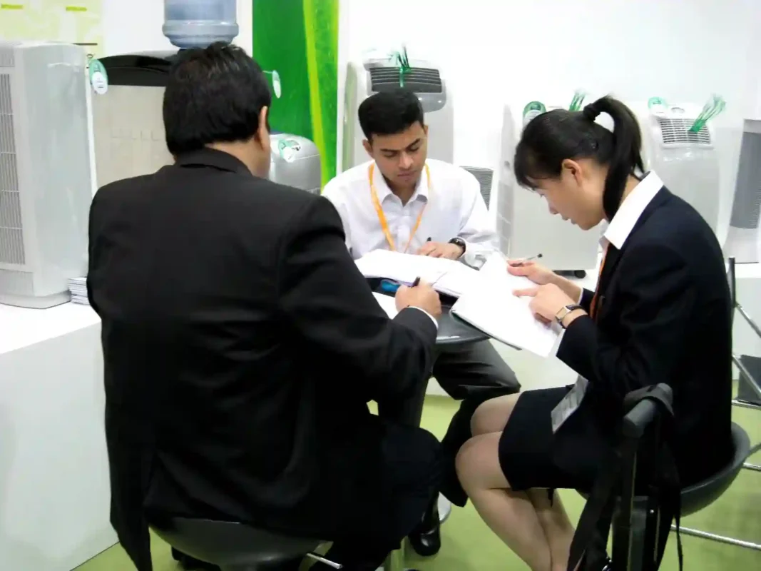 Foreign wholesale importers negotiate FXRH-500ml mini dehumidifier OEM order terms, MOQ, logo customization and delivery schedule at international home appliance exhibition booth