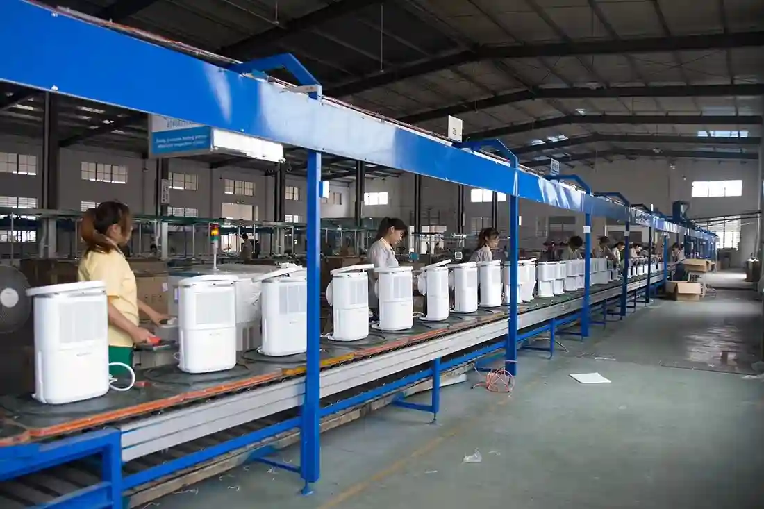 Standard full-automatic assembly workshop production line for all FUDA FXRH series refrigerative dehumidifiers, strict online quality inspection during mass production of every mini household dehumidifier model.